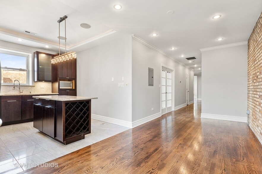 Building Photo - 4632 N Kenmore Ave