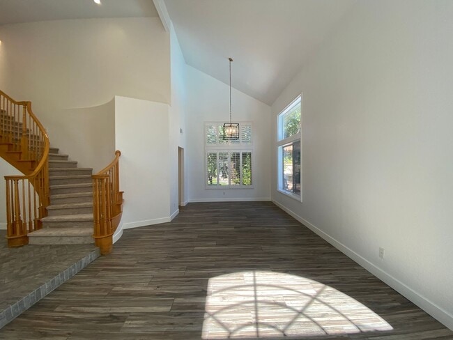 Building Photo - Stunning 4 bedroom Home with a Pool locate...