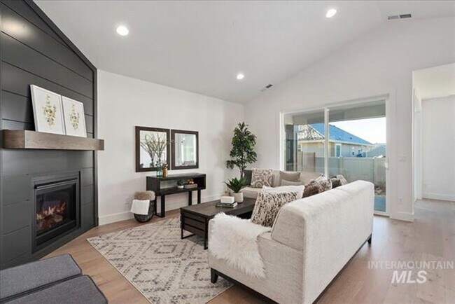 Building Photo - Newer 3-Bedroom in Star