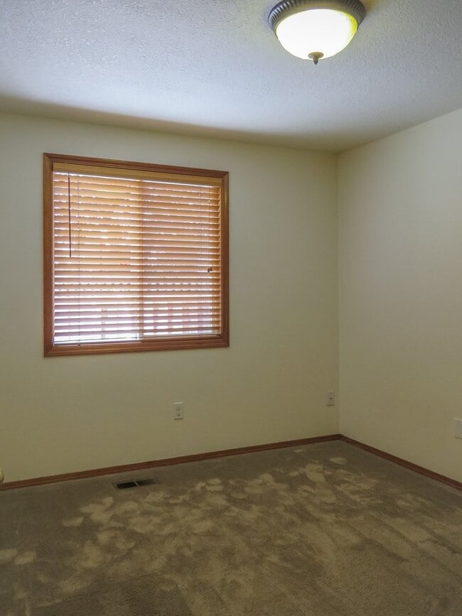 Building Photo - Charming 3 bedroom 2 bathroom home availab...