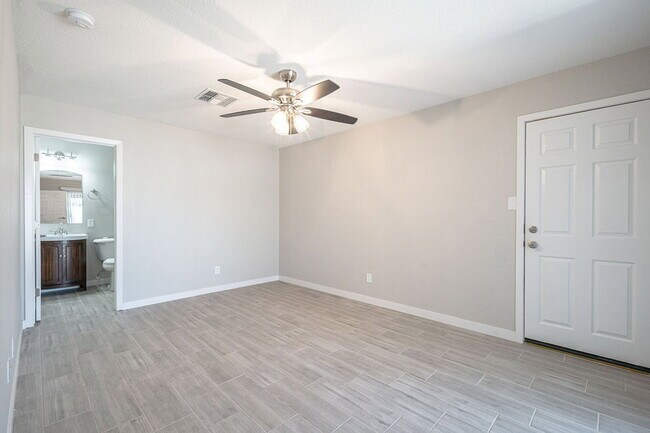 Building Photo - 4002 N 59th Dr