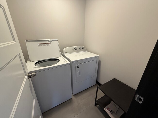 Building Photo - 5475 Vermeer Ln