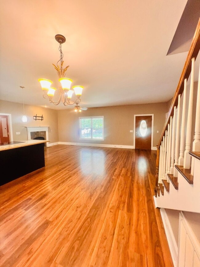Building Photo - Tucked Away 3 Bedroom Gem on Private Road ...