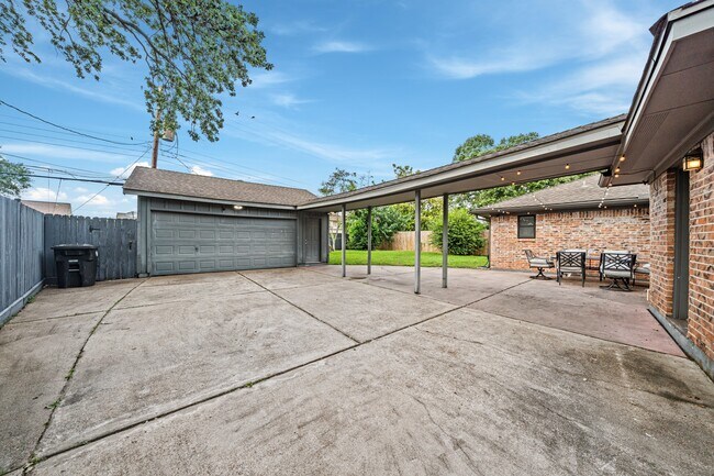 Building Photo - 8426 Edgemoor Dr