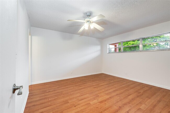 Building Photo - 8940 S Hollybrook Blvd