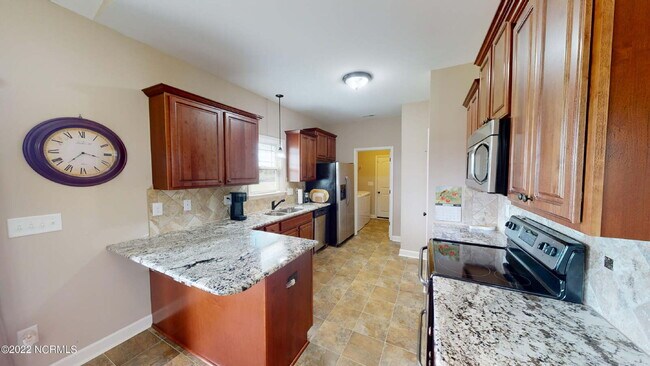 Building Photo - CHARMING ROSEWOOD HOME! 3 BR 2 BA w/ FENCED-IN BACKYARD