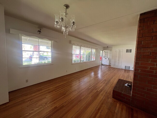 Building Photo - 1542 Alameda St
