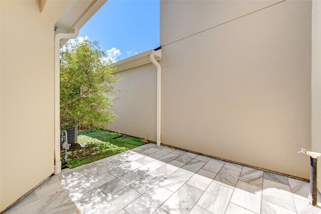 Building Photo - 2011 Spring Cedar Ln