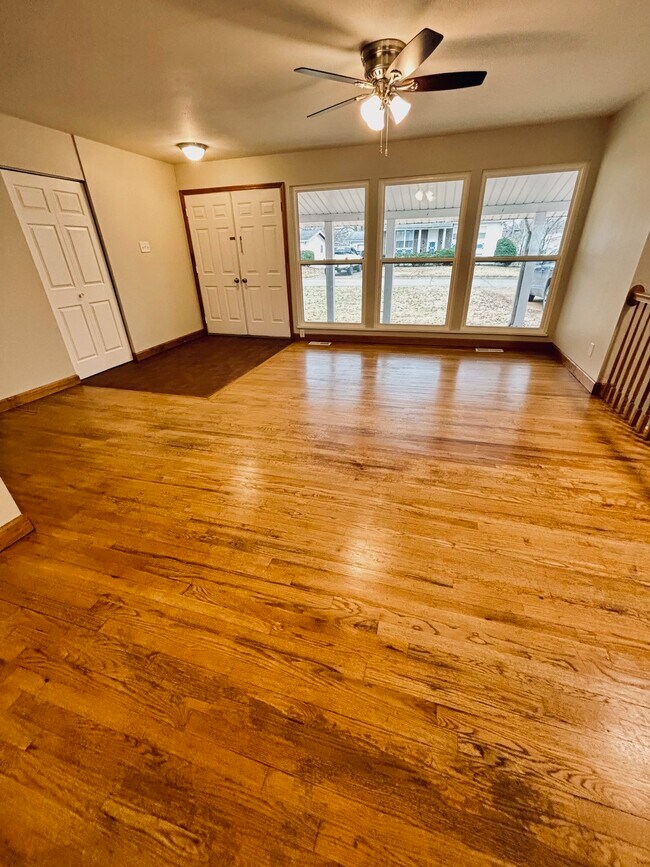 Building Photo - 607 Coach Light Ln