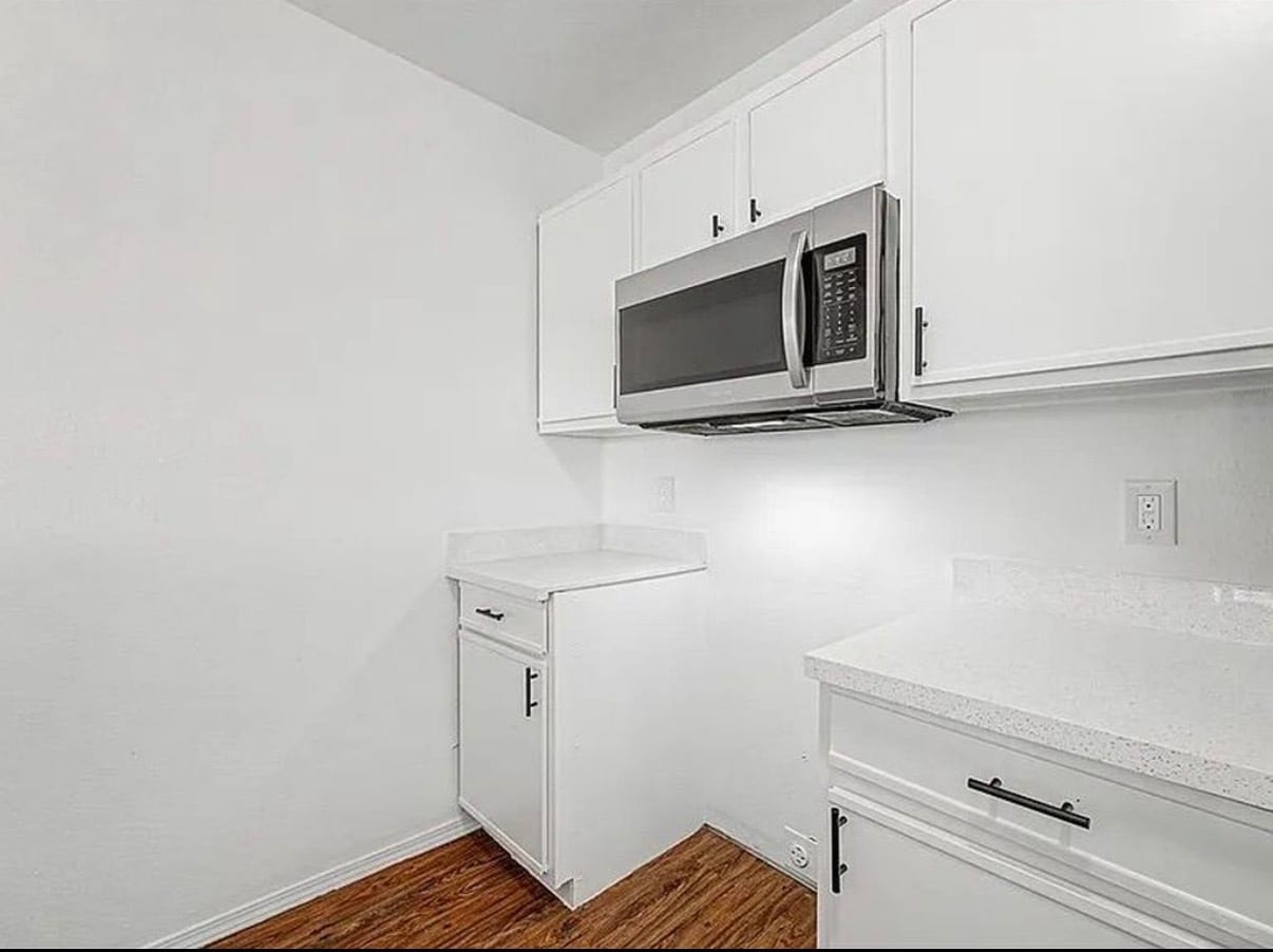 Building Photo - 3306 SW Victoria Pl