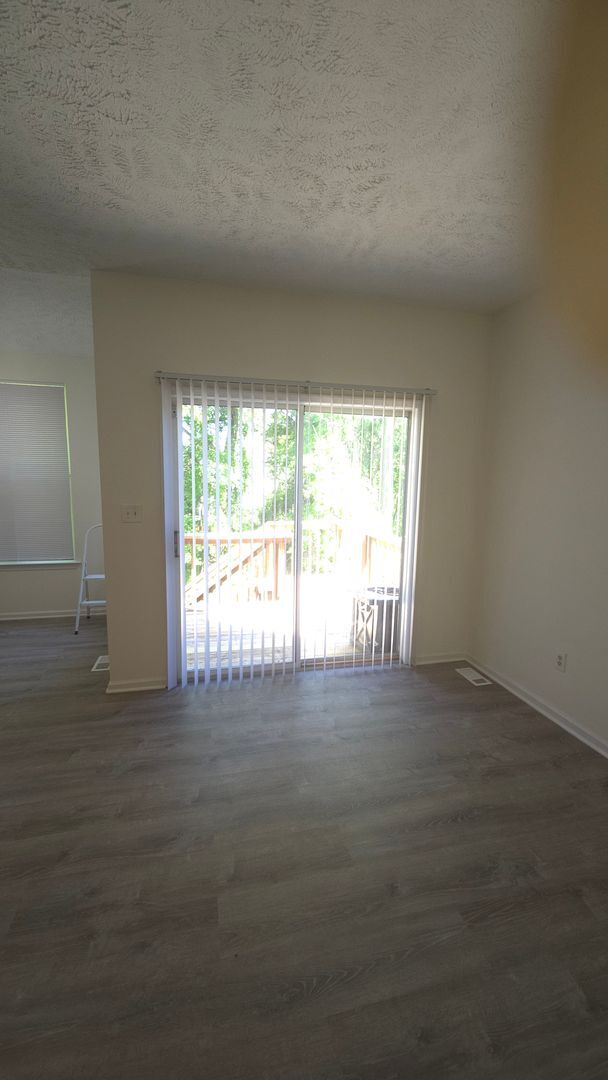 Building Photo - North Pointe 3 bedroom, 2.5 bath interior townhome