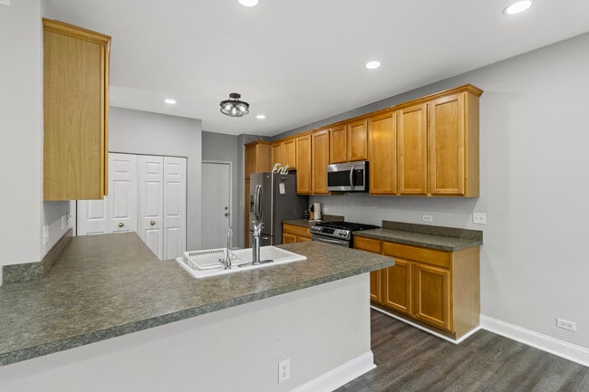 Building Photo - 2451 Stonegate Rd