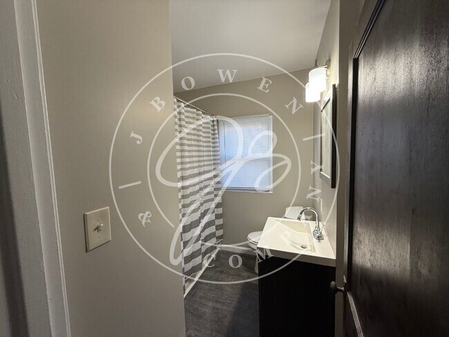 Building Photo - Beautiful 2 Bedroom Lower Duplex