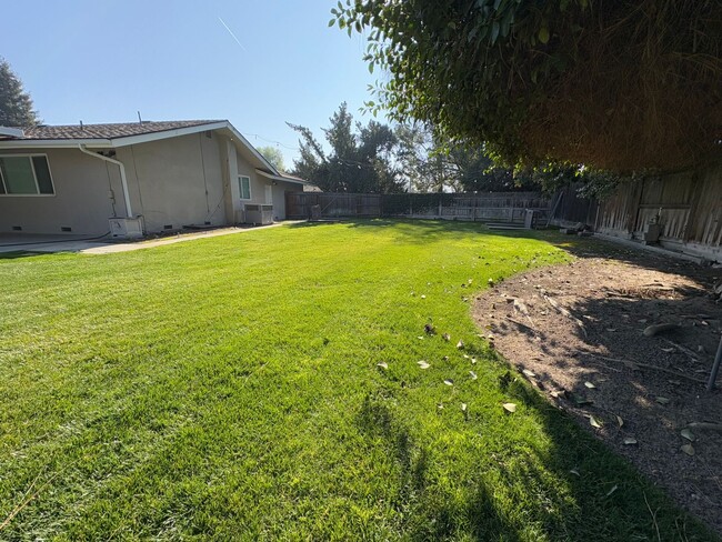 Building Photo - NW Visalia Home Near Country Club Availabl...