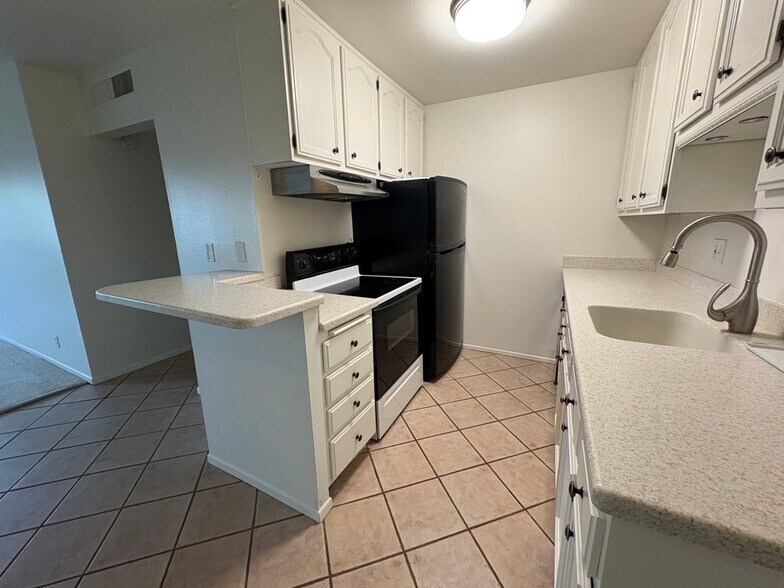 Building Photo - 424 N Bellflower Blvd