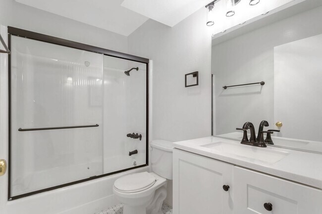 Building Photo - Chatsworth Rent This Now