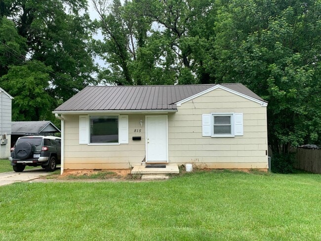 Building Photo - 2 Bedroom Home Convenient to Bennett College and A&T