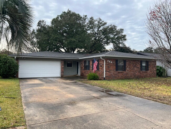 Primary Photo - 723 Clark Dr