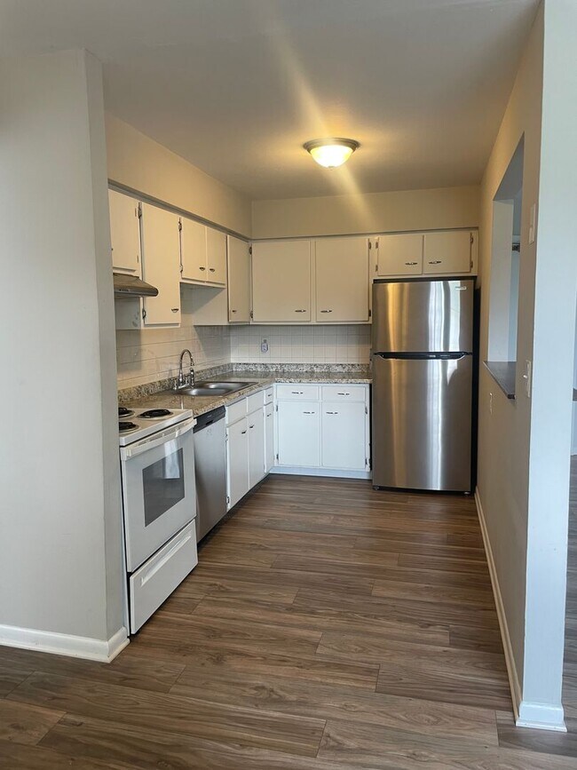 Building Photo - 3101 Bromley Pl