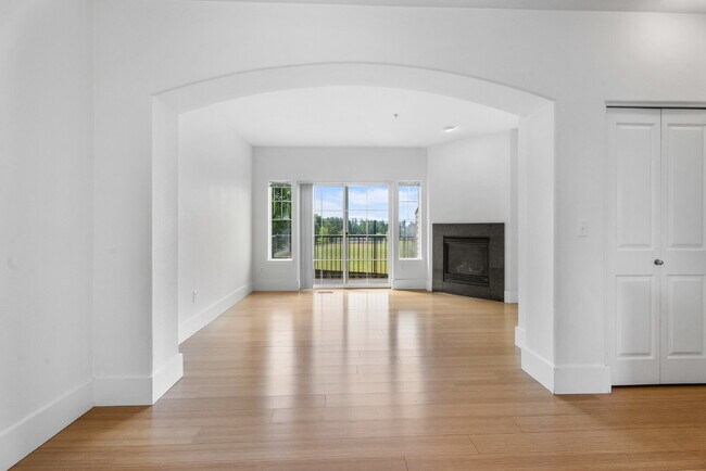 Building Photo - Spacious 3-Level Townhome for Rent in Prime Location