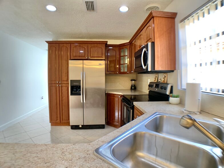 Kitchen - 6411 W 22nd Ct