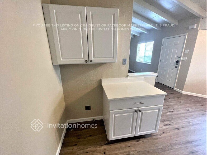 Building Photo - 998 S Miller St