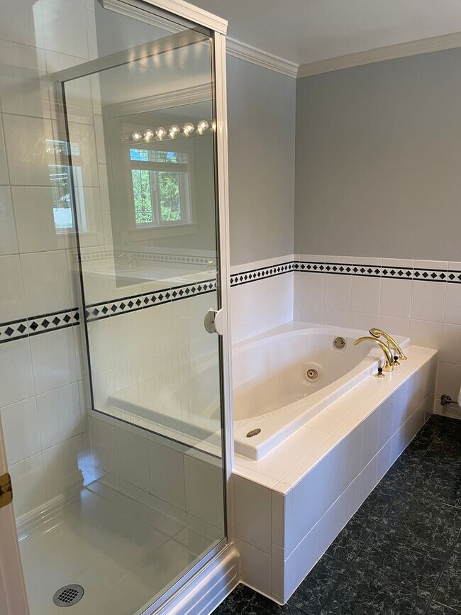 Building Photo - Well maintained 4bd Issaquah home!