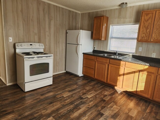 Building Photo - 2 bedroom / 1 bath, W/D connections
