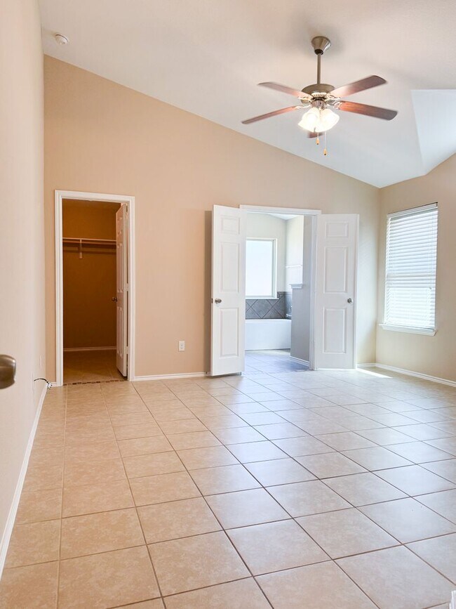 Building Photo - Perfect location! 4/2 home!