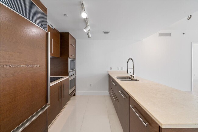 Building Photo - 475 Brickell Ave