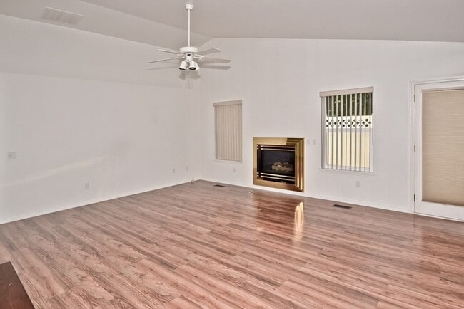 Building Photo - Convenient 3 Bedroom 2 Bathroom Southeast Townhome