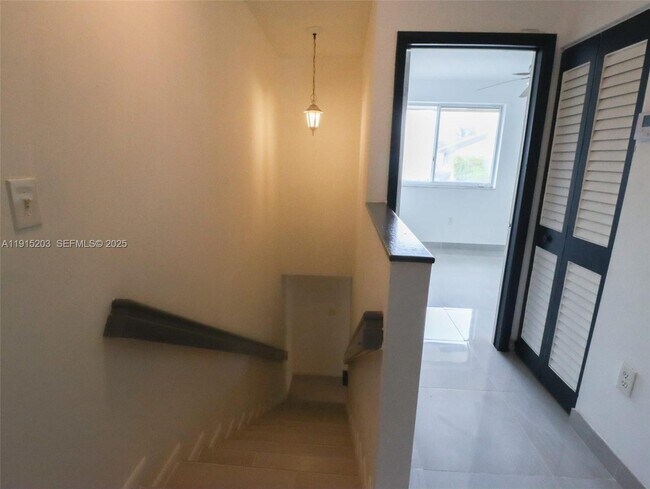 Building Photo - 14010 NE 3rd Ct