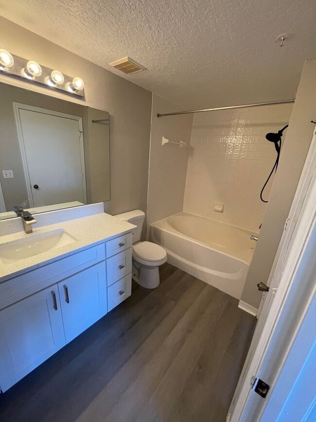 Building Photo - Awesome apartment in the heart of Metrowest!