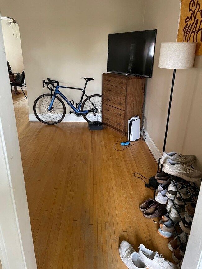 Building Photo - 2021-2023 E 6th St