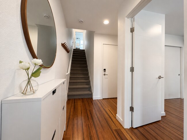 Building Photo - Beacon Hill Townhome