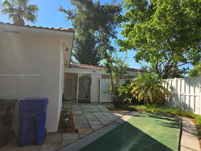 Building Photo - 1152 Bayview Dr