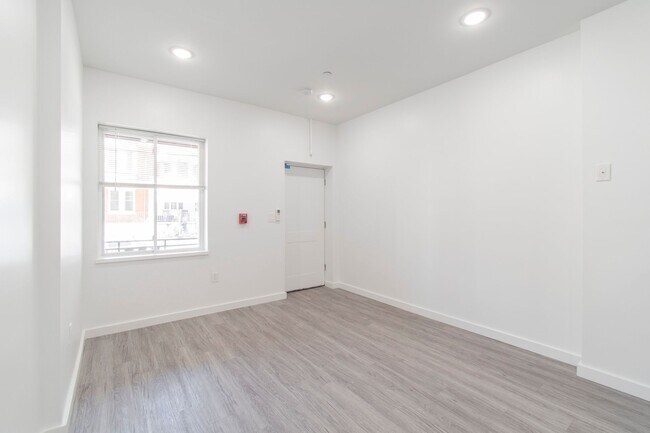 Building Photo - New! Renovated & Modern Apartment
