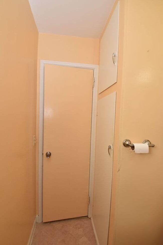 Building Photo - Mishawaka South West Near Park and local universities