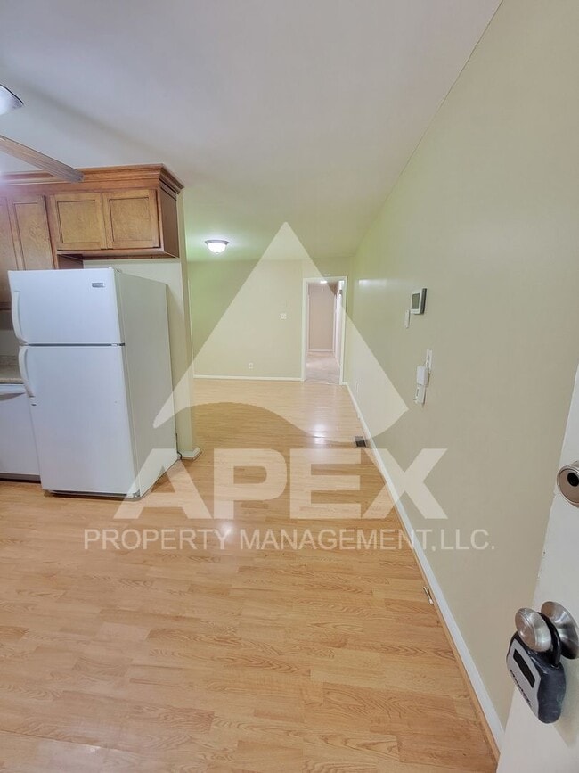 Building Photo - Spacious 3-Bd 2 BA Single Family home w/ B...