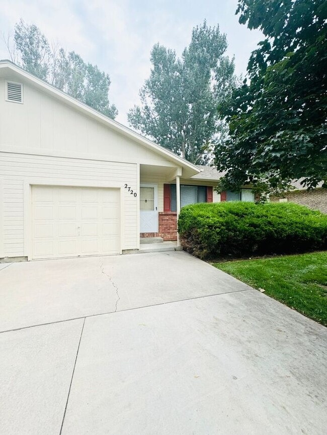 Primary Photo - NEW Paint & Carpet! Cozy 2 Bedroom duplex ...