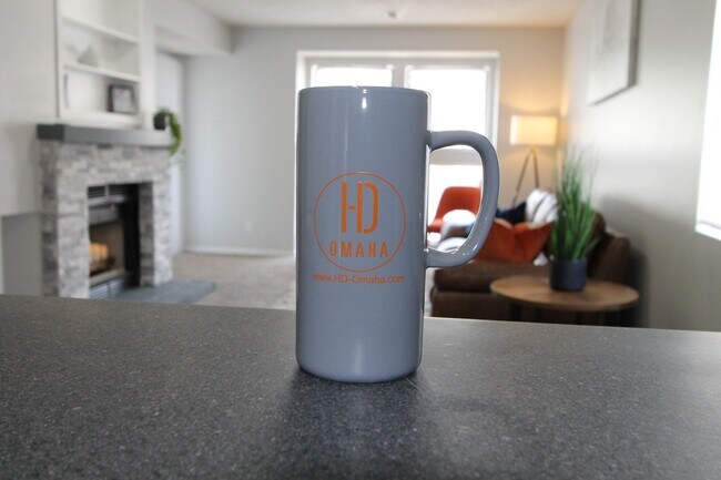 Building Photo - Large one bedroom with amazing vaulted ceilings and a balcony!  Check us out today!