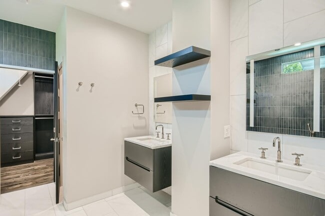 Building Photo - Impressive Cochran Heights home with outdo...