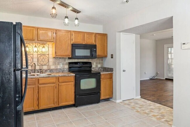 Building Photo - 4013 SW Sunflower Ln