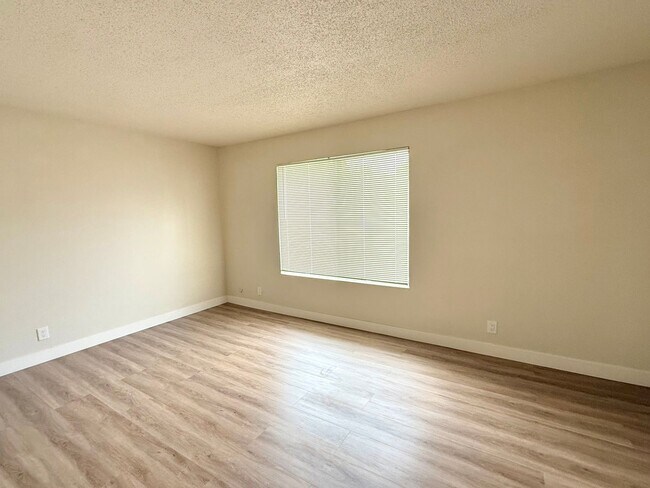 Building Photo - $2,890 / 2 BR - FULLY REMODELED TOWNHOME IN HAYWARD