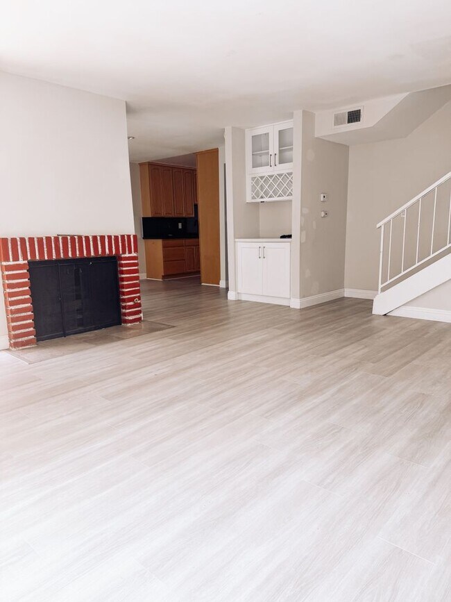Building Photo - Large Townhome with 2 car garage