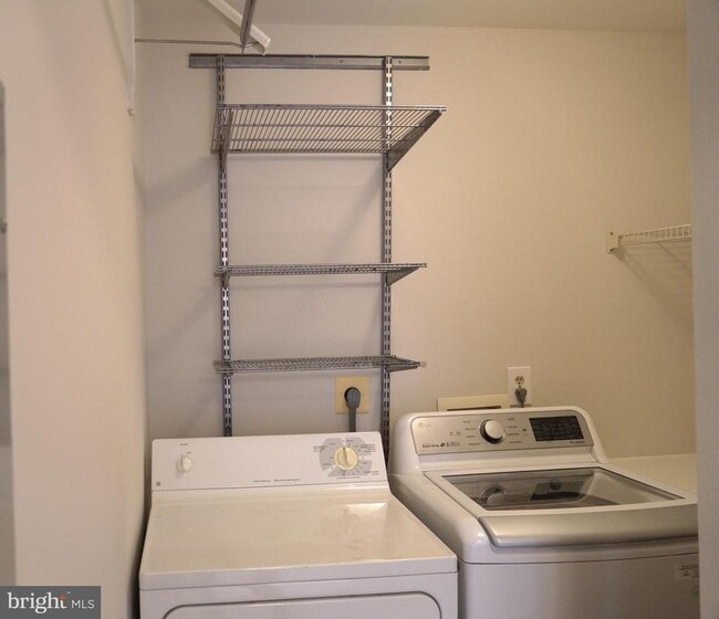 Building Photo - 13109 Millhaven Pl