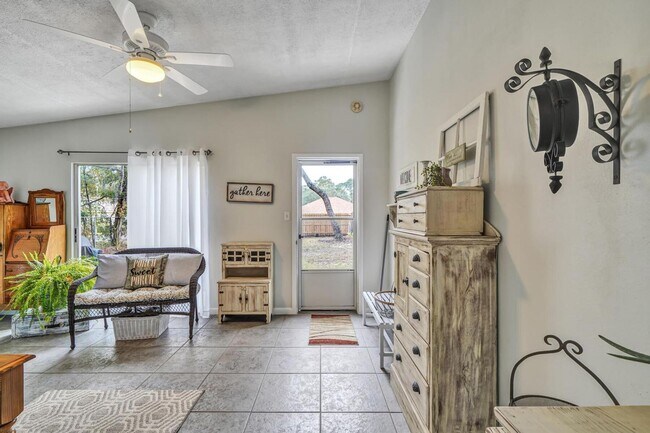 Building Photo - Updated 3 Bedroom in Central Location!