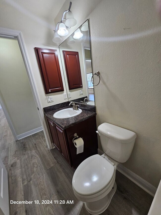 Building Photo - ** Beautiful 3/2 home featuring modern upgrades and a prime location!**