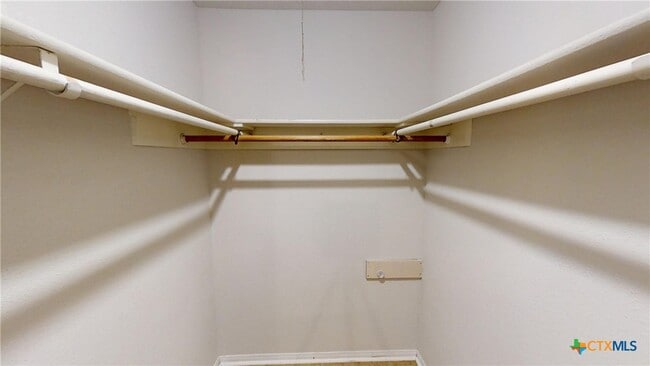 Building Photo - 2402 Lazy Ridge Dr