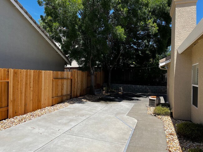 Building Photo - Beautiful Roseville 3 Bedroom, 2 Bathroom ...
